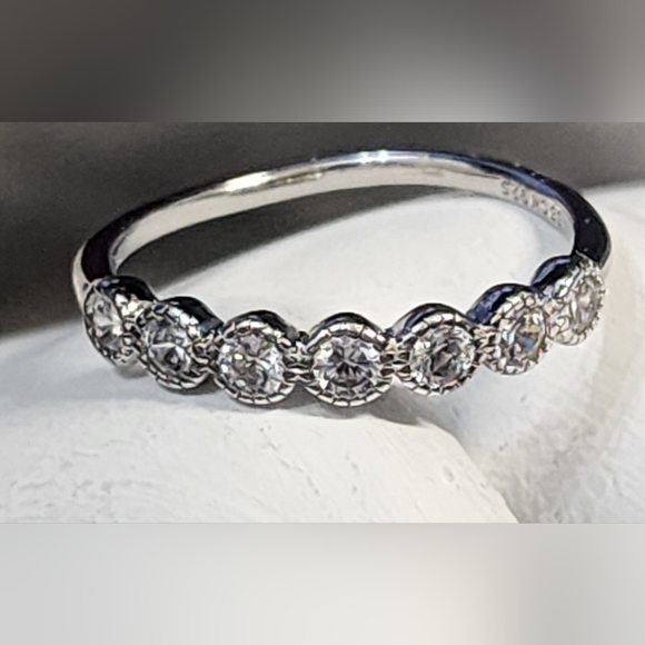 STERLING SILVER AND CUBIC ZIRCONIA RING SIZE 7.5 - Picture 2 of 7